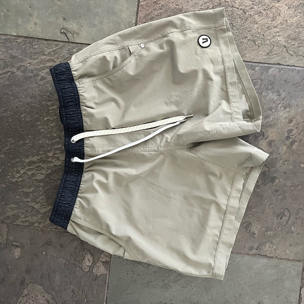 Vuori Kore Short 5"   (Color: Light Oregano)
